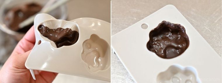 シリコーン型にチョコレートを流し込んで広げている様子