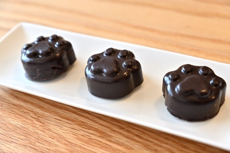 白い長方形皿に並んだ肉球型のチョコマシュマロ