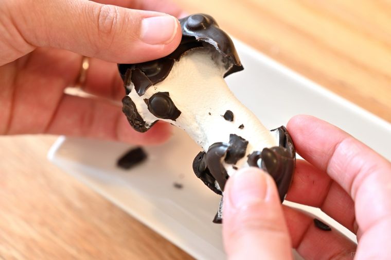 チョコマシュマロを割ってのばしている様子