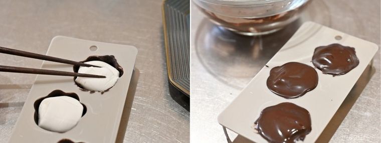 シリコーン型にマシュマロを入れてチョコレートでふたしている