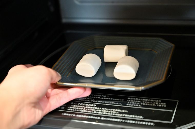 青皿にマシュマロを並べて電子レンジに入れている