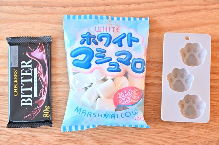 ダイソーの板チョコとマシュマロとシリコーン型を並べている