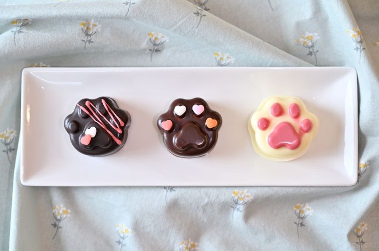 トッピングでおしゃれにデコレーションしたチョコマシュマロ3個