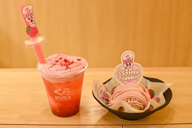 いちごソーダといちごモンブランを正面から