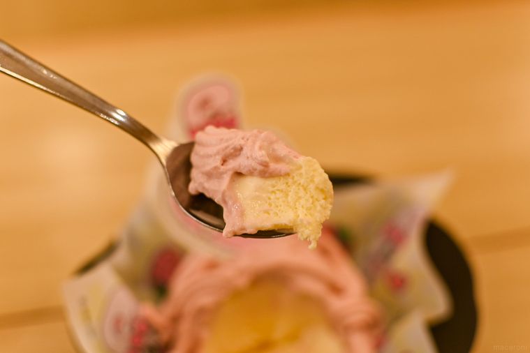 モンブランをスプーンですくっているところ