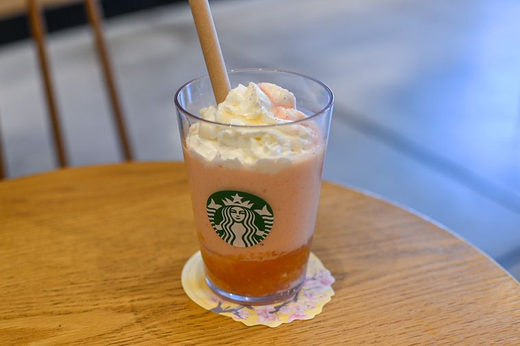 コースターの上にフラペチーノがのっているところ
