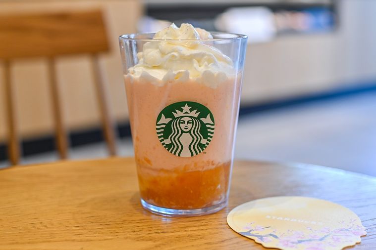 フラペチーノとコースターが並んでいるところ