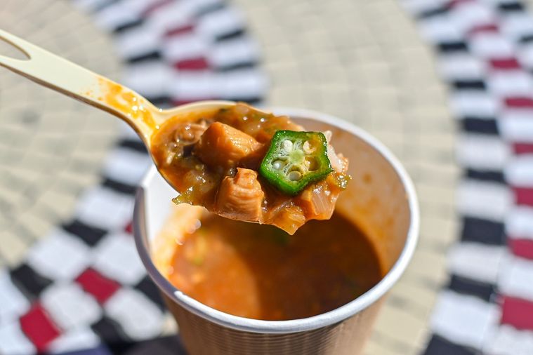 ガンボスープをスプーンですくっているところ