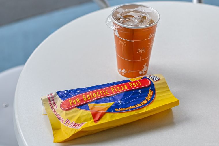 カルツォーネのパッケージとドリンクの集合