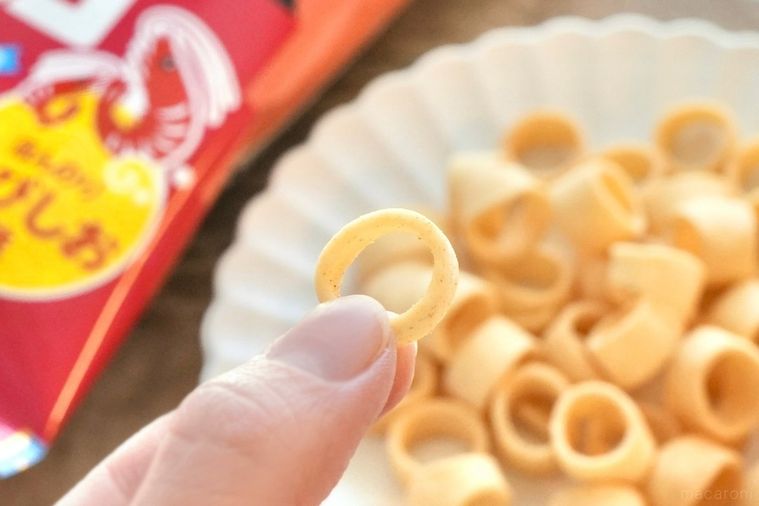 えびしお味のポテトスナックを手に持つ様子