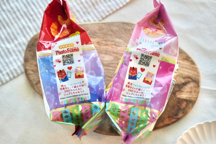 白いテーブルクロスと木のカッティングボードにのったキャラメルコーンのひなまつりパッケージ側面のQRコード