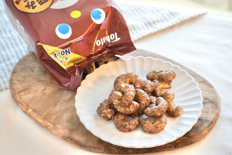 木のカッティングボードと白い皿にのったショコラ味のキャラメルコーン