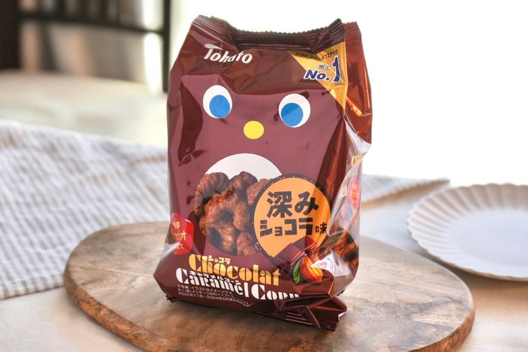 白いテーブルクロスと木のカッティングボードにのったショコラ味のキャラメルコーン