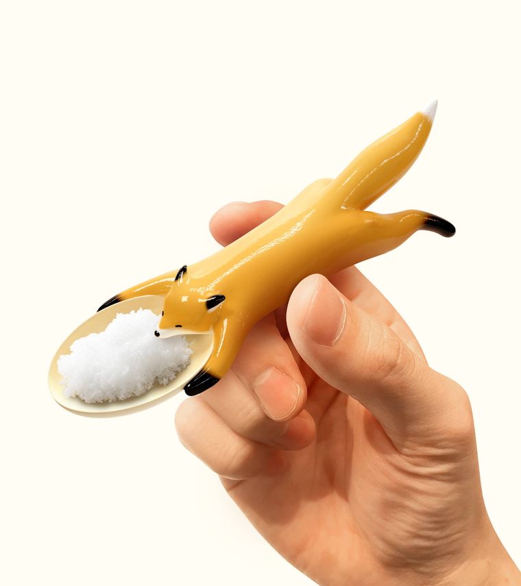 きつねスプーンで砂糖をすくった様子