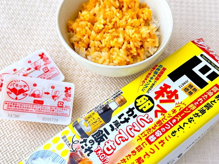 秒でどこでもTKG卵かけ風ご飯のたれのパッケージとご飯が並んでいる様子