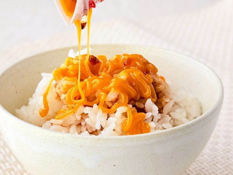 ご飯に秒でどこでもTKG卵かけ風ご飯のたれをかけている様子