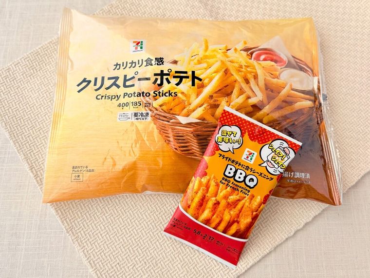 7プレミアム フライドポテトに合うシーズニングBBQとクリスピーポテトが並んでいる様子