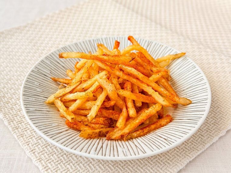 7プレミアム フライドポテトに合うシーズニングBBQをふりかけたクリスピーポテト