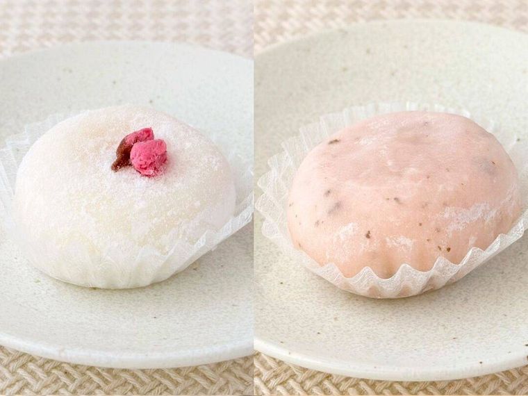 桜のクリーム大福 桜クリームとミルククリームが並んでいる様子