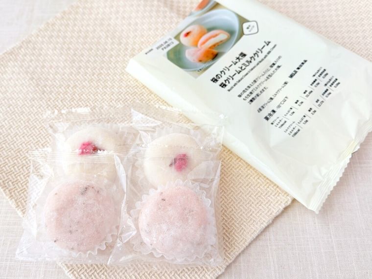 桜のクリーム大福 桜クリームとミルククリームを袋から取り出した様子