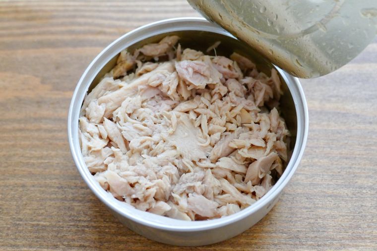 油を切ったツナ缶の蓋を開けた様子