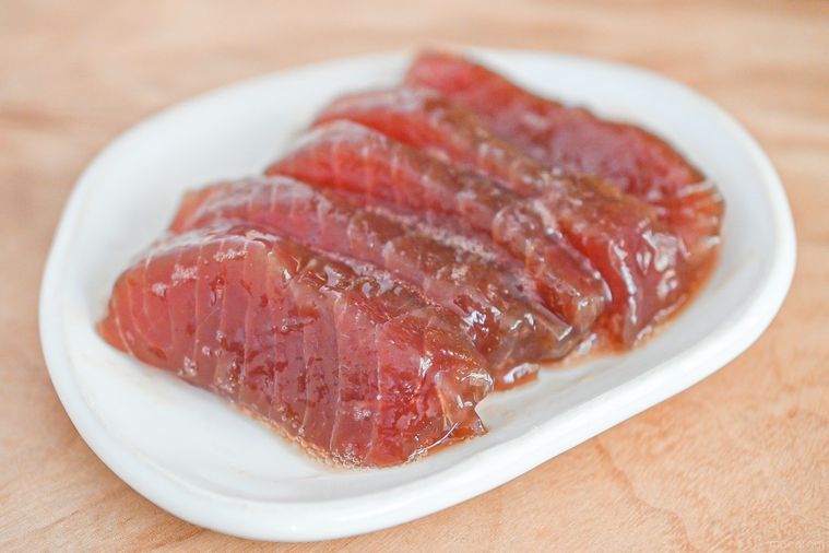 白い皿にのったマグロの漬け