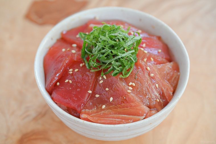 白い器に入ったメバチマグロ丼