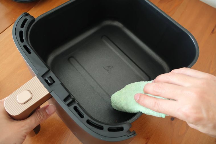 バスケットを布で拭いている