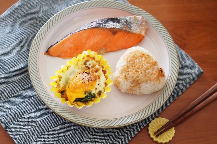 おにぎり、鮭、巣ごもり卵がワンプレートにのっている