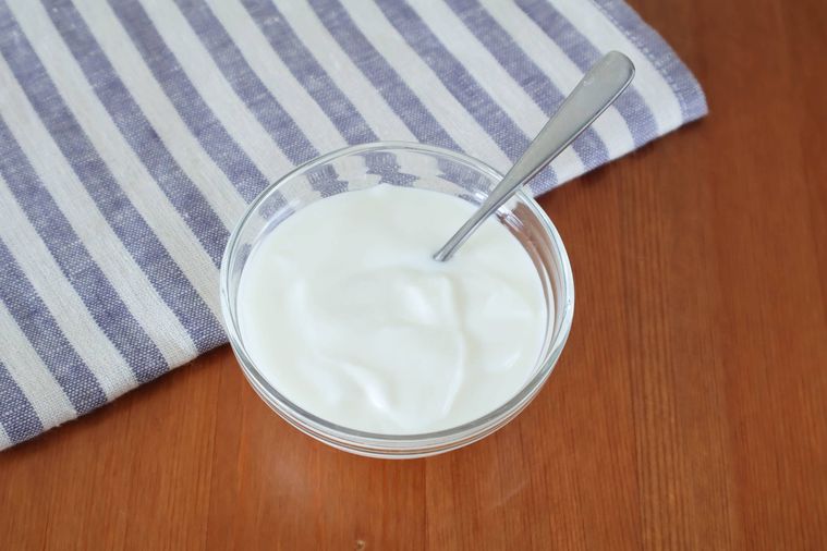 ヨーグルトがガラスカップに入れてある