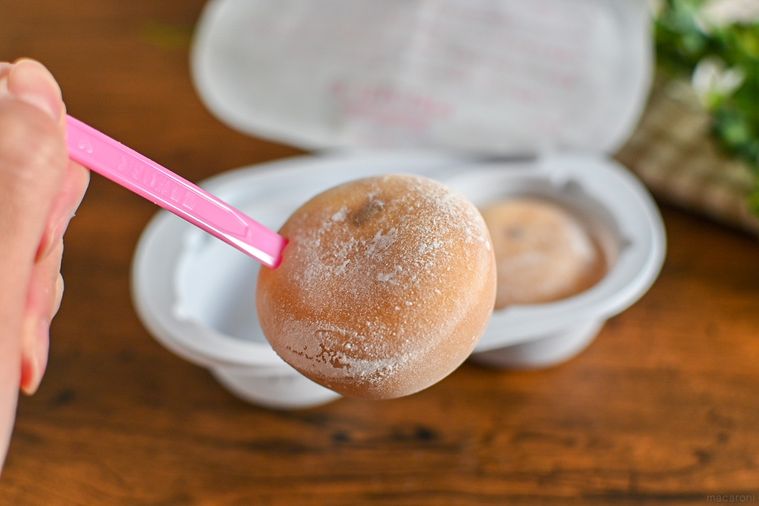 アイスを持ち上げているところ