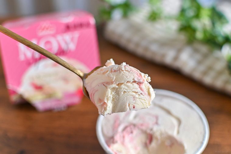 スプーンですくっているところ