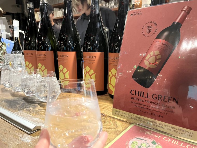 グラスにそ注いだCHILL GREEN bitter & tropical