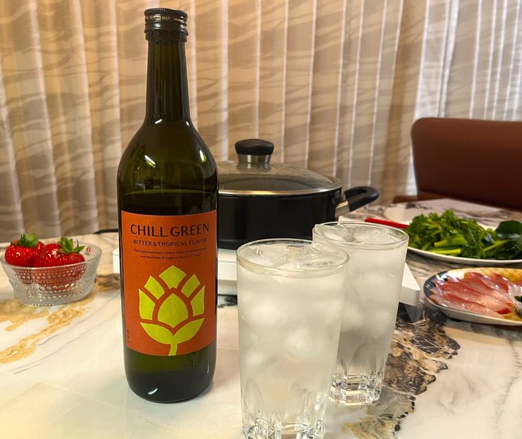 CHILL GREEN bitter  tropicalを夕飯で楽しんでいる食卓