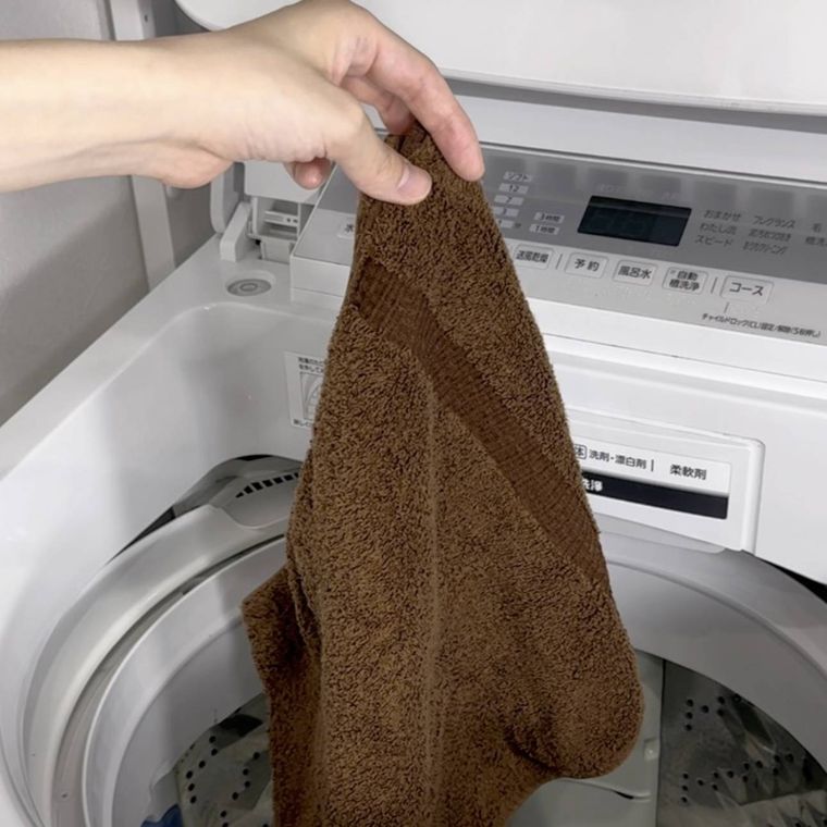 タオルを洗濯する様子