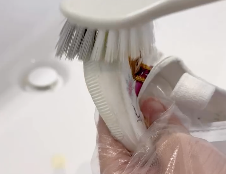 上履きをブラシで擦っている様子