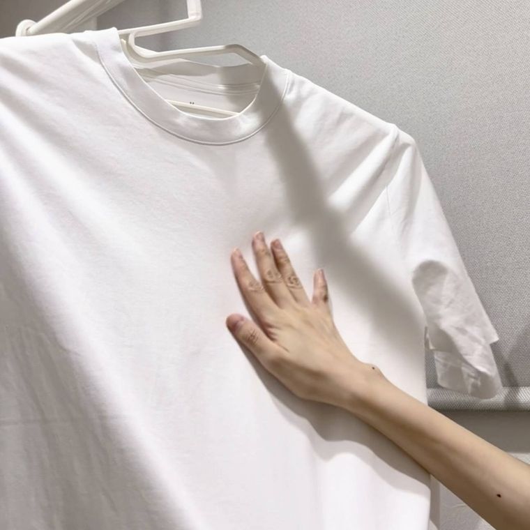 洗濯物を触っている様子