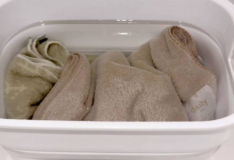 タオルをオキシ漬け中の様子