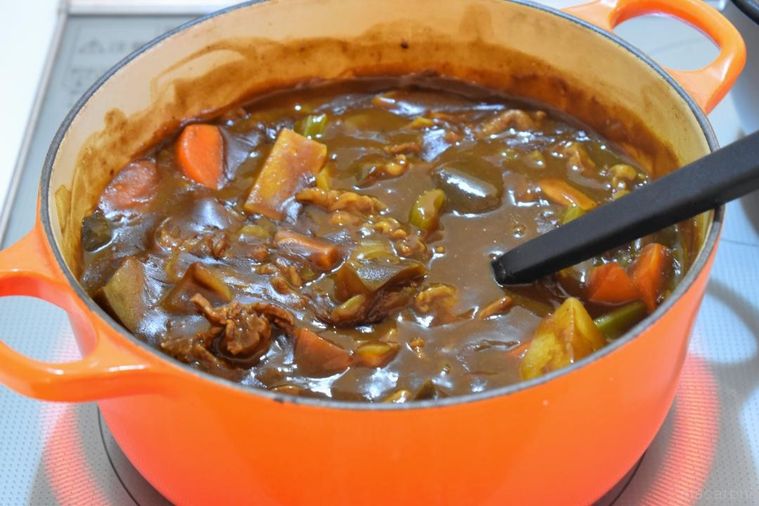 鍋で煮込んだカレー