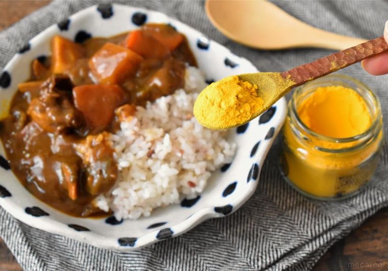 さじですくったかぼちゃパウダーと皿に盛ったカレー