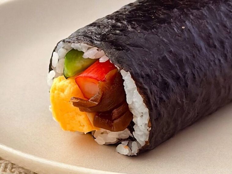 魚べいの丸かぶり恵方巻に入っている具材の様子