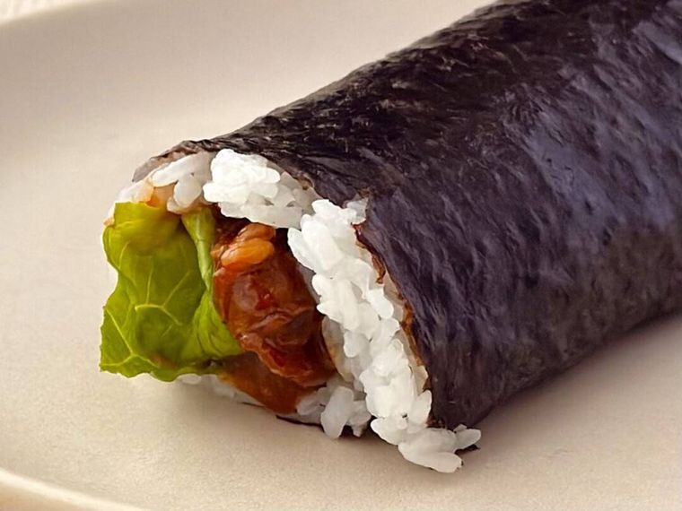 魚べいの牛カルビ巻に入っている具材の様子