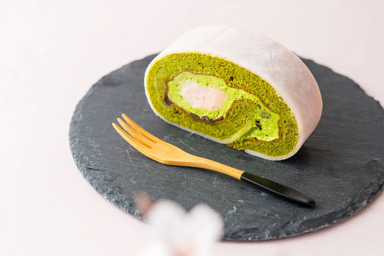 桜の抹茶ロールケーキのイメージ