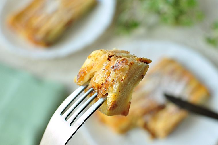 パンの耳で作ったフレンチトーストをひと口分フォークに刺した様子