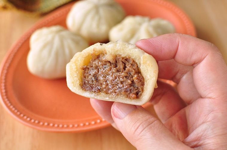 肉まんを手で摘む様子