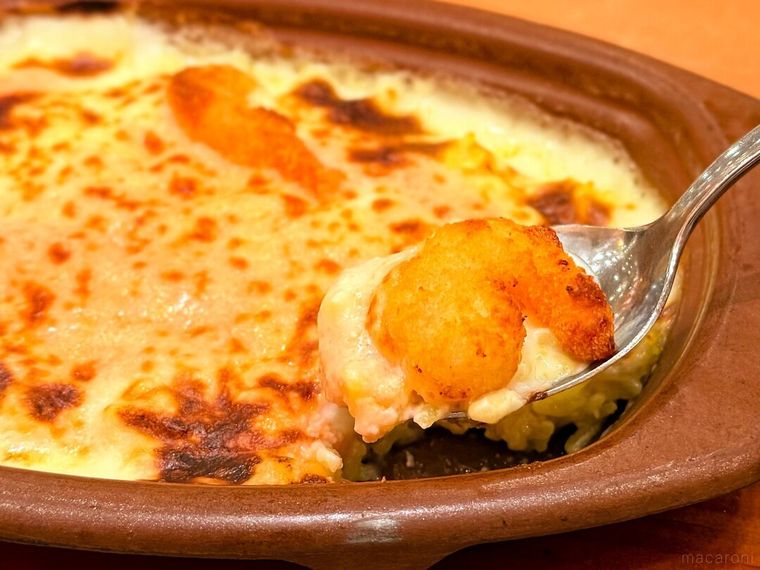 タラコとポップコーンシュリンプのドリアをスプーンですくっている様子