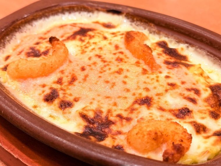 グラタン皿にのったタラコとポップコーンシュリンプのドリア