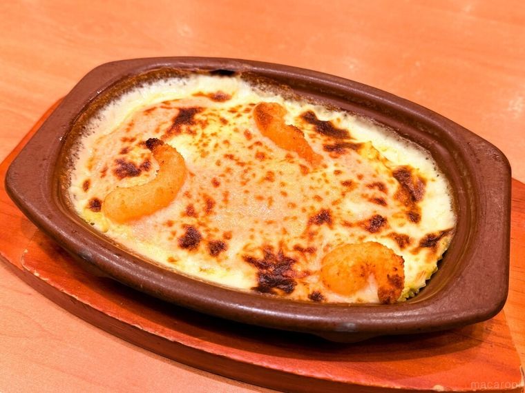 テーブルに置かれたタラコとポップコーンシュリンプのドリア