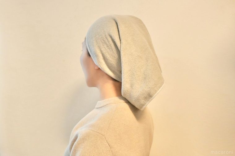 グレーのタオル地のヘアターバンを頭にかぶせたうしろ姿