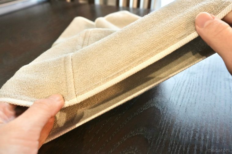 グレーのタオル地ヘアターバンを手で伸ばす様子